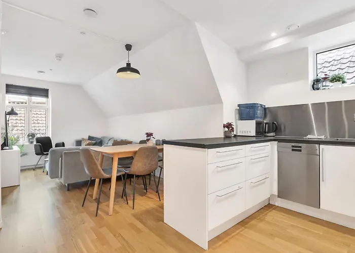 Penthouse At Heart Of - Four Bed 2 Bath Apartment